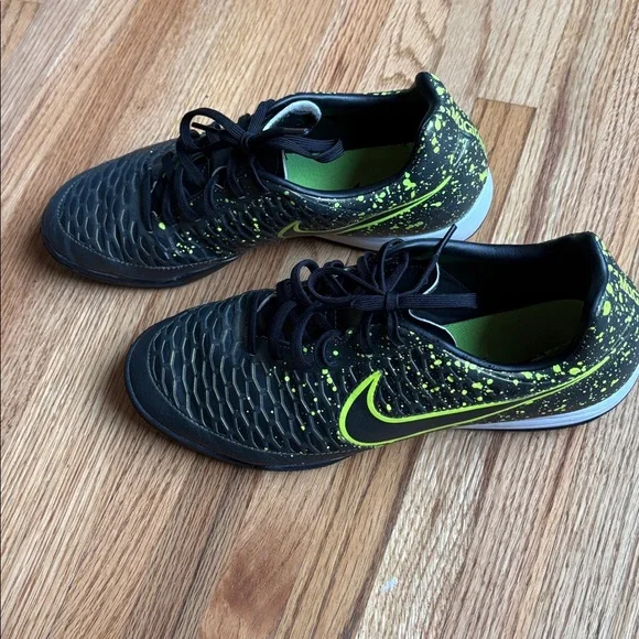 Nike size 8 Magista Men’s Black & Volt Indoor Soccer Shoes for turf - Picture 2 of 9